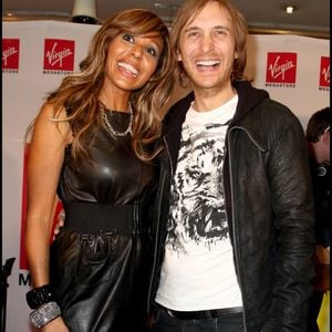 Malgré la douleur, Cathy a réussi à surmonter cette double perte et a retrouvé une belle complicité avec David. 

Archive - Cathy et David Guetta - David Guetta au lancement du jeu DJ Hero au Virgin Champs-Élysées. Guillaume Gaffiot/Bestimage