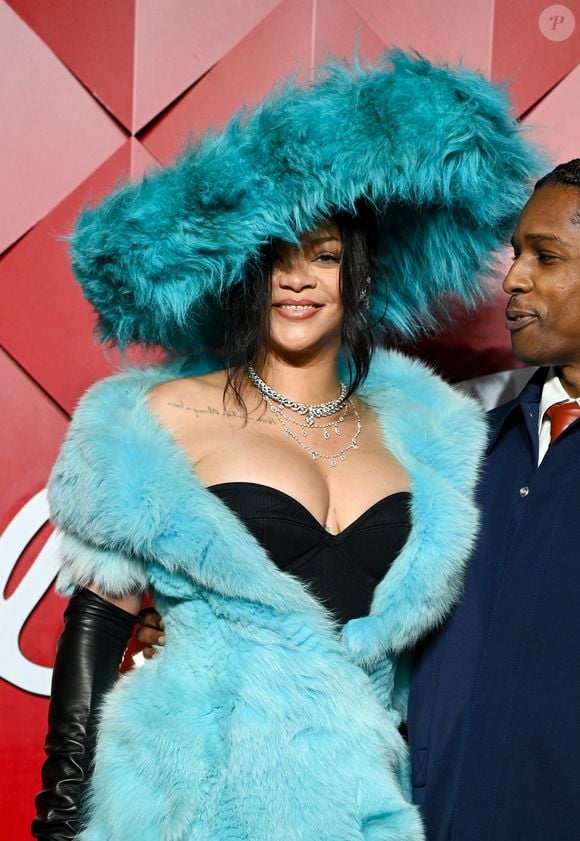 La jeune femme portait une robe en fourrure bleu issue d'une collection vintage Christian Lacroix et a été un soutien de taille pour son amoureux qui a reçu un prix lors de cette cérémonie.
Rihanna et ASAP Rocky aux British Fashion Awards 2024 au Royal Albert Hall, à Londres, le 2 décembre 2024.