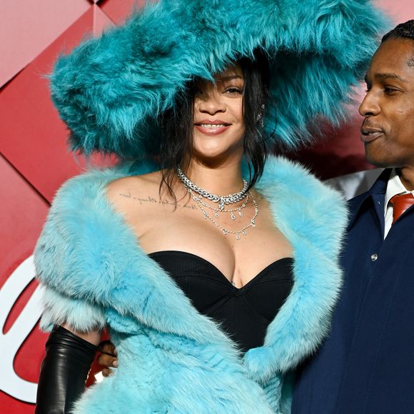 La jeune femme portait une robe en fourrure bleu issue d'une collection vintage Christian Lacroix et a été un soutien de taille pour son amoureux qui a reçu un prix lors de cette cérémonie.
Rihanna et ASAP Rocky aux British Fashion Awards 2024 au Royal Albert Hall, à Londres, le 2 décembre 2024.