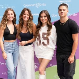 Dans un entretien accordé à "People", Shaya Charvet explique : "Nous avons travaillé sur le programme — les répétitions, les séries, le format — au cours des 10 derniers mois."

Shaya Charvet au Photocall de l'événement "Operation Smile's Malibu FamilyFest 2024" à Malibu le 1er juin 2024.
 © Billy Bennight/ZUMA Press Wire / Bestimage