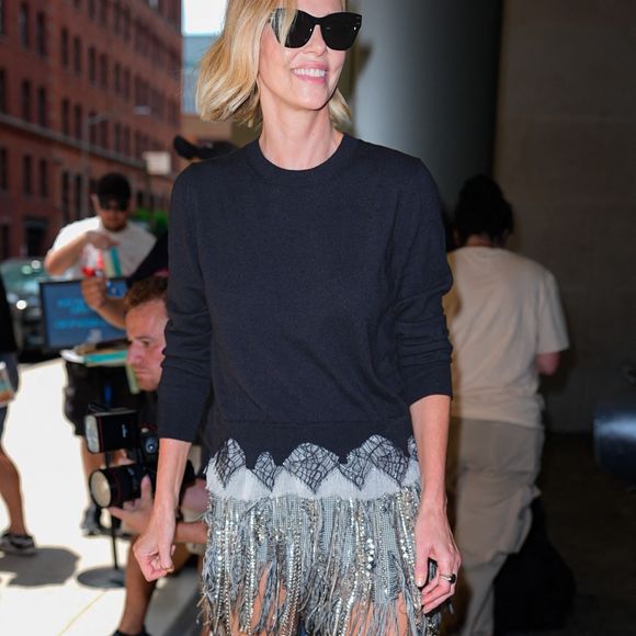 Par son franc-parler, elle contribue à libérer la parole sur la sexualité féminine et les réalités des mères célibataires.

New York, NY — Charlize Theron a été aperçue dans deux tenues différentes lors de ses déplacements à New York, après son passage dans l’émission « Watch What Happens Live With Andy Cohen ». Backgrid UK/ Bestimage