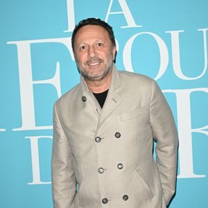 Une affaire en collaboration avec la famille Pariente, fondatrice de la marque Naf Naf.

Arthur (Jacques Essebag) - Avant-première du film "La Vie pour de vrai" au cinéma Pathé Wepler à Paris le 18 avril 2023. © Coadic Guirec/Bestimage