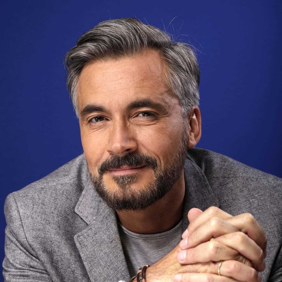 D'après les habitants du coin, l'animateur vivrait en retrait "dans la campagne", un mode de vie bien différent de celui qu'il doit avoir aux États-Unis.

Olivier Minne pose lors d'une séance de portrait à Paris, France, en septembre 2018. Photo par Vim/Abaca