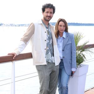 Slimane-Baptiste Berhoun et Laura Smet lors du photocall de "Surface" sur la plage du Majestic lors du festival CanneSeries saison 8 à Cannes, France, le 28 avril 2025. © Denis Guignebourg/Bestimage