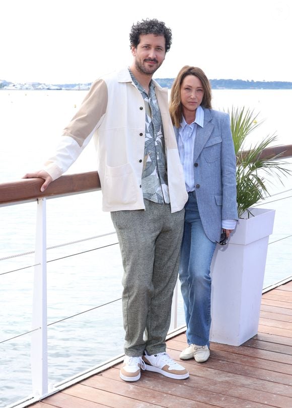 Slimane-Baptiste Berhoun et Laura Smet lors du photocall de "Surface" sur la plage du Majestic lors du festival CanneSeries saison 8 à Cannes, France, le 28 avril 2025. © Denis Guignebourg/Bestimage