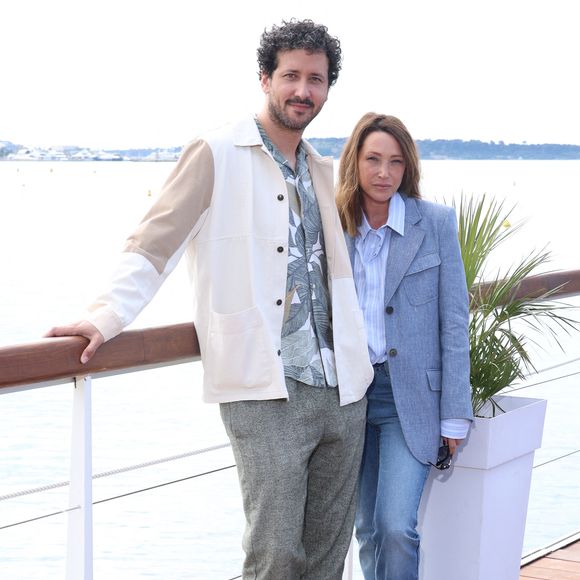 Slimane-Baptiste Berhoun et Laura Smet lors du photocall de "Surface" sur la plage du Majestic lors du festival CanneSeries saison 8 à Cannes, France, le 28 avril 2025. © Denis Guignebourg/Bestimage