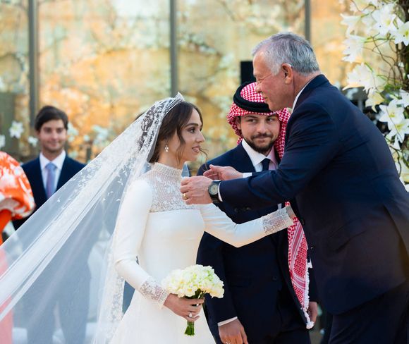 En ce mois de février, son épouse Rania de Jordanie a révélé que leur clan s'était agrandi : "Ma chérie Iman est désormais maman. Nous sommes reconnaissants et ravis de rencontrer Amina, la nouvelle bénédiction de notre famille. Félicitations Jameel et Iman. Due Dieu vous bénisse, vous et votre précieuse petite fille". 

La roi Abdallah de jordanie et sa fille la princesse Iman de Jordanie, Jameel Alexander Thermiotis - Mariage de la princesse Iman de Jordanie avec Jameel Alexander Thermiotis au palais Beit al-Urdon à Amman en Jordanie le 12 mars 2023. (Dana Press / Bestimage).