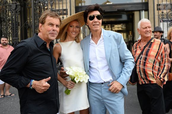 Les jeunes mariés, Jean-Luc Lahaye et sa femme Paola (Lahaye-Aubin) à la sortie de la mairie du 18ème arrondissement de Paris - J.L.Lahaye s'est marié en secondes noces avec sa compagne P.Aubin à la mairie du 18ème arrondissement de Paris, le 2 juillet 2025. (Agence / Bestimage).