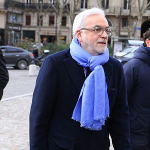 Pascal Praud arrive à la cérémonie funéraire de Rolland Courbis à l'église de la Madeleine à Paris, France, le 14 janvier 2026. Rolland Courbis, ancien footballeur français, entraîneur et commentateur médiatique au franc-parler, est décédé à l'âge de 72 ans. Photo par Jerome Domine/ABACAPRESS.COM