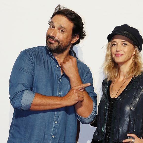 Bruno Salomone et Hélène de Fougerolles à la première de "Souviens Toi" lors de la cérémonie d'ouverture de la 19ème édition du Festival de la Fiction TV de la Rochelle, le 13 septembre 2017.
© Patrick Bernard/Bestimage