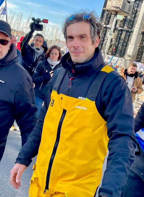 C’est en raison de la marée trop basse que son bateau a été retenu

Charlie Dalin - Le skipper de Macif Charlie Dalin remporte la dixième édition du tour du monde en solitaire Vendée Globe en pulvérisant le record de l’épreuve en 64 jours, 19 heures 22 minutes et 49 secondes aux Sables-d'Olonne, France, le 14 janvier 2025. © Fabien Faure/Bestimage