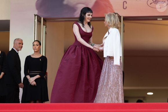 Cara Delevingne, Iris Knobloch - Montée des marches du film "The history of sound" lors du 78ème Festival International du Film de Cannes, au Palais des Festivals à Cannes. Le 21 mai 2025. © Jacovides-Moreau / Bestimage
