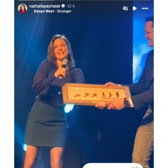 “Merciiii”, a écrit Nathalie Péchalat dans sa story, où elle a partagé le moment où elle a reçu son prix sur scène