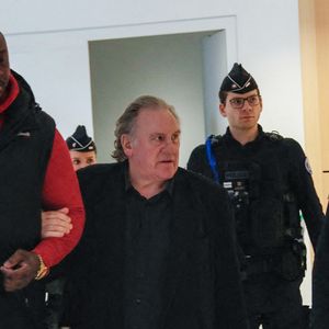 Avant que la défense ne plaide la relaxe en fustigeant une "organisation" pour faire tomber ce dernier. 

Gérard Depardieu à son procès pour agressions sexuelles sur deux femmes lors d'un tournage de film en 2021, au tribunal correctionnel de Paris, France, le 27 mars 2025. Depardieu, 76 ans, qui a réalisé plus de 200 films et séries télévisées, a été accusé de comportement inapproprié par une vingtaine de femmes, mais c'est la première affaire à être jugée. Les deux plaignantes - Amélie, 54 ans, décoratrice, et Sarah (nom modifié), 34 ans, assistante réalisatrice - allèguent une agression sexuelle lors du tournage en 2021 de « Les Volets Verts » du réalisateur Jean Becker. © Christophe Clovis/Bestimage