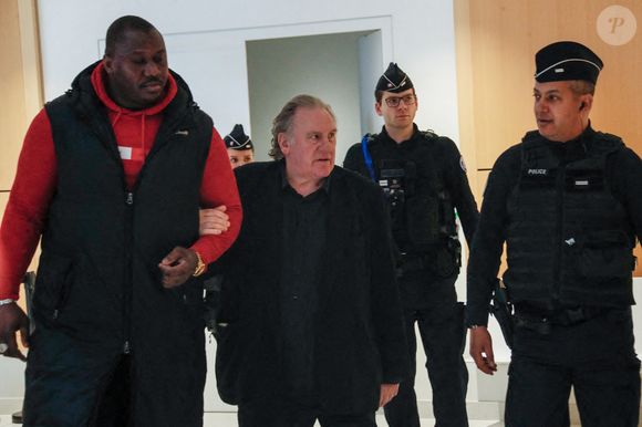 Avant que la défense ne plaide la relaxe en fustigeant une "organisation" pour faire tomber ce dernier. 

Gérard Depardieu à son procès pour agressions sexuelles sur deux femmes lors d'un tournage de film en 2021, au tribunal correctionnel de Paris, France, le 27 mars 2025. Depardieu, 76 ans, qui a réalisé plus de 200 films et séries télévisées, a été accusé de comportement inapproprié par une vingtaine de femmes, mais c'est la première affaire à être jugée. Les deux plaignantes - Amélie, 54 ans, décoratrice, et Sarah (nom modifié), 34 ans, assistante réalisatrice - allèguent une agression sexuelle lors du tournage en 2021 de « Les Volets Verts » du réalisateur Jean Becker. © Christophe Clovis/Bestimage