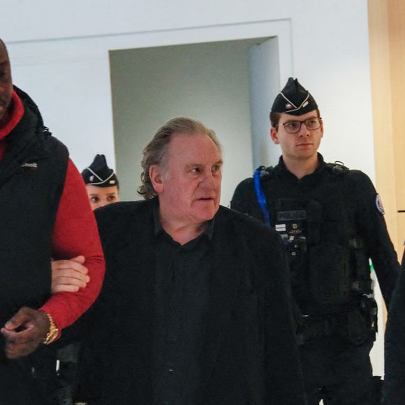 Avant que la défense ne plaide la relaxe en fustigeant une "organisation" pour faire tomber ce dernier. 

Gérard Depardieu à son procès pour agressions sexuelles sur deux femmes lors d'un tournage de film en 2021, au tribunal correctionnel de Paris, France, le 27 mars 2025. Depardieu, 76 ans, qui a réalisé plus de 200 films et séries télévisées, a été accusé de comportement inapproprié par une vingtaine de femmes, mais c'est la première affaire à être jugée. Les deux plaignantes - Amélie, 54 ans, décoratrice, et Sarah (nom modifié), 34 ans, assistante réalisatrice - allèguent une agression sexuelle lors du tournage en 2021 de « Les Volets Verts » du réalisateur Jean Becker. © Christophe Clovis/Bestimage