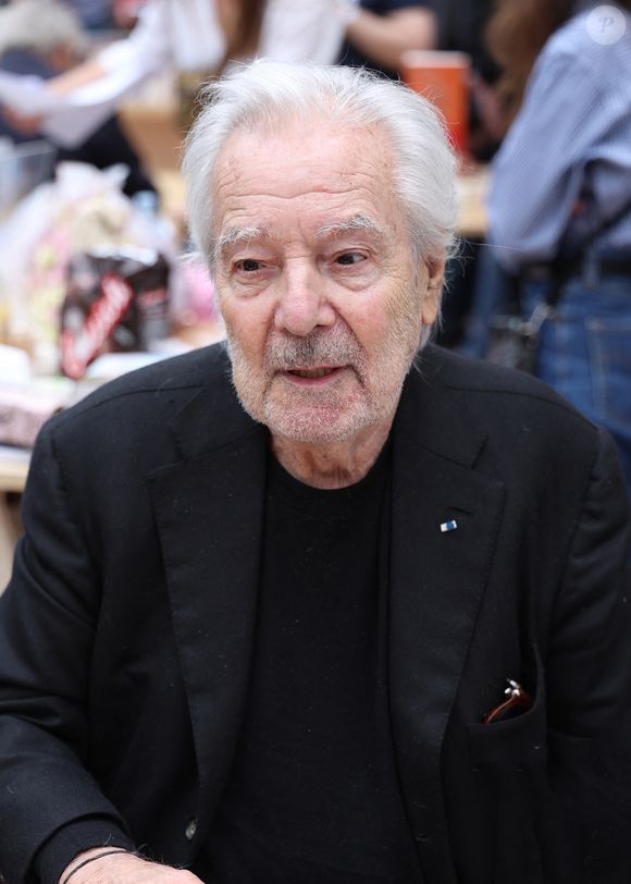 Dans les colonnes de Soir Mag, il a commenté une phrase écrite dans son livre "Le souvenir de presque tout" à son propos : 

Pierre Arditi lors du Festival du livre le 19 Avril 2026

Denis Guignebourg/BestImage