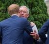 Le prince Harry a récemment rendu visite à son père.

Le prince Charles embrasse le prince Harry lors de son accueil aux côtés du prince William et de Camilla.  © Alamy/ABACAPRESS.COM