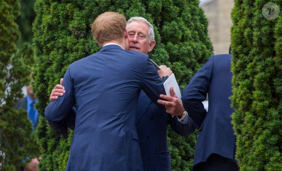 Le prince Harry a récemment rendu visite à son père.

Le prince Charles embrasse le prince Harry lors de son accueil aux côtés du prince William et de Camilla.  © Alamy/ABACAPRESS.COM