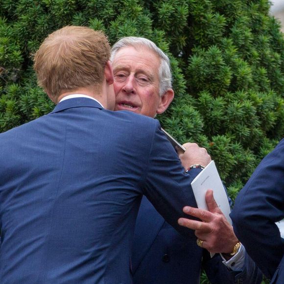 Le prince Harry a récemment rendu visite à son père.

Le prince Charles embrasse le prince Harry lors de son accueil aux côtés du prince William et de Camilla.  © Alamy/ABACAPRESS.COM