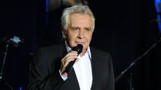 “Vous n’avez pas d’avenir dans la chanson” : Michel Sardou rembarré par une pointure légendaire de la musique