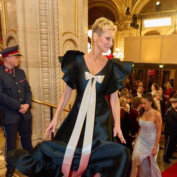 Sans son compagnon Marc Lavoine et non loin de Sharon Stone parmi les 5 500 convives présents, l'ancien mannequin s'est démarquée avec sa coupe garçonne très tendance 

Adriana Karembeu - Les célébrations lors du "Bal de l'Opéra de Vienne 2026" à l'Opéra d'État de Vienne, le 12 février 2026.