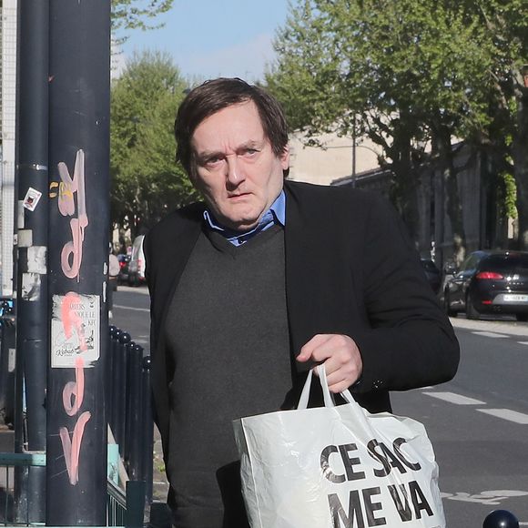 Installé à Bordeaux près de sa famille, il mène une existence solitaire rythmée par ses rendez-vous cliniques.

Pierre Palmade est sorti de la prison de Bordeaux, il purgera sa peine sous bracelet électronique à son domicile. Le 16 avril 2025. Agence / Bestimage