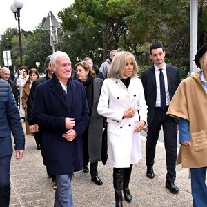 Clôture de l'opération de collecte de fonds "Pièces Jaunes", destinée à améliorer la vie des enfants hospitalisés, au Jardin Albert 1er, à Nice, France, le 7 février  2025, en présence de la Première dame française, Brigitte Macron, la présidente de la Fondation Hôpitaux de Paris-Hôpitaux de France, du sélectionneur de l'équipe de France de football, Didier Deschamps le parrain de l'opération Pièces Jaunes, de Christian Estrosi, le maire de Nice, sa femme, Laura Tenoudji Estrosi, d'Anne Barrère, la vice-présidente de la Fondation Hôpitaux de Paris-Hôpitaux de France, Philippe Wahl, le président-directeur général du Groupe La Poste, de José Cobos, ancien capitaine de l'OGC Nice et conseiller municipal de la ville de Nice délégué à l'évènementiel sportif, et du compositeur du morceau caritatif "Les P'tits Soleils", l'hymne des Pièces Jaunes, John Mamann. Ce titre a été chanté sur la scène par Eugie, Sab, Julien Esmée, Vernis Rouge... et les personnalités. Mme Macron et Didier Deschamps ont fait, comme à leur habitude, le tour des diffèrents stands des associations et des partenaires, comme Carrefour, la Fondrtion Lenval, le CHU, la Poste et la Banque de France où ils ont fait la pesée des pièces jaunes... mais l'arrêt le plus surprenant fut sur le stand du Nice Azur Boxe où le coach des Bleus et Mme Macron n'ont pas hésité à mettre les gants pour quelques échanges avec les boxeurs présents.  © Bruno Bebert/Bestimage