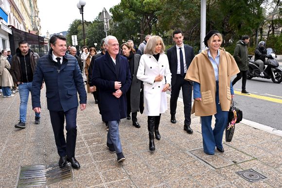 Clôture de l'opération de collecte de fonds "Pièces Jaunes", destinée à améliorer la vie des enfants hospitalisés, au Jardin Albert 1er, à Nice, France, le 7 février  2025, en présence de la Première dame française, Brigitte Macron, la présidente de la Fondation Hôpitaux de Paris-Hôpitaux de France, du sélectionneur de l'équipe de France de football, Didier Deschamps le parrain de l'opération Pièces Jaunes, de Christian Estrosi, le maire de Nice, sa femme, Laura Tenoudji Estrosi, d'Anne Barrère, la vice-présidente de la Fondation Hôpitaux de Paris-Hôpitaux de France, Philippe Wahl, le président-directeur général du Groupe La Poste, de José Cobos, ancien capitaine de l'OGC Nice et conseiller municipal de la ville de Nice délégué à l'évènementiel sportif, et du compositeur du morceau caritatif "Les P'tits Soleils", l'hymne des Pièces Jaunes, John Mamann. Ce titre a été chanté sur la scène par Eugie, Sab, Julien Esmée, Vernis Rouge... et les personnalités. Mme Macron et Didier Deschamps ont fait, comme à leur habitude, le tour des diffèrents stands des associations et des partenaires, comme Carrefour, la Fondrtion Lenval, le CHU, la Poste et la Banque de France où ils ont fait la pesée des pièces jaunes... mais l'arrêt le plus surprenant fut sur le stand du Nice Azur Boxe où le coach des Bleus et Mme Macron n'ont pas hésité à mettre les gants pour quelques échanges avec les boxeurs présents.  © Bruno Bebert/Bestimage
