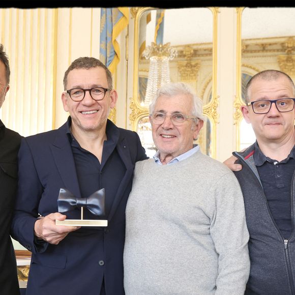 Semi-Exclusif - Arthur, Dany Boon avec son frère Philippe Hamidou, Michel Boujenah - Dany Boon reçoit des mains de Rachida Dati le Grand Prix Raymond Devos de la langue française 2025 au Salon Jérôme du Ministère de la Culture à Paris le 21 mars 2025. L'humoriste a reçu ce superbe nœud papillon créé par la Manufacture de Sèvres, qu’aimait tant porter le génie des mots qu’était l’humoriste franco-belge. Dany Boon a été choisi à l’unanimité par un jury présidé par le délégué général à la langue française et aux langues de France, et composé de personnalités choisies pour leur compétence dans le domaine de la langue française et désignées par le ministre chargé de la culture pour une durée d’un an renouvelable.
Créé en 2003, le grand prix récompense un lauréat, personne physique ou personne morale d’expression française, dont l’œuvre ou l’action contribue au progrès de la langue française, à son rayonnement et à sa promotion. Il est décerné chaque année durant la Semaine de la langue française et de la francophonie. © Alain Guizard/Bestimage