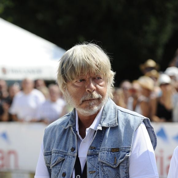 Renaud : sa maison "atypique et très reconnaissable" où il vit paisiblement avec sa femme, Cerise