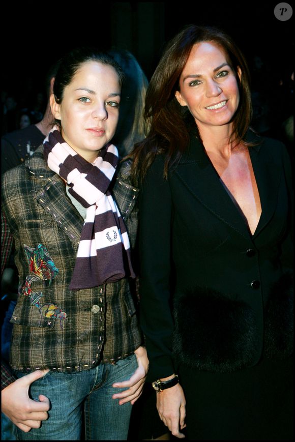 Anouchka Delon et sa mère Rosalie Van Breemen au défilé Valentino en 2006. RINDOFF-BORDE / BESTIMAGE