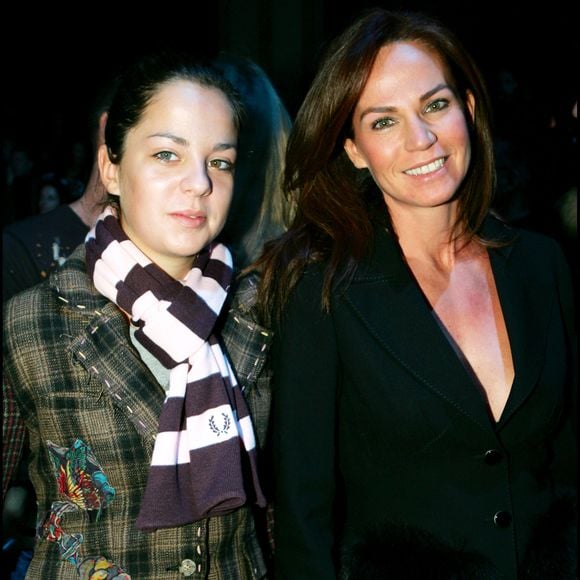 Anouchka Delon et sa mère Rosalie Van Breemen au défilé Valentino en 2006. RINDOFF-BORDE / BESTIMAGE