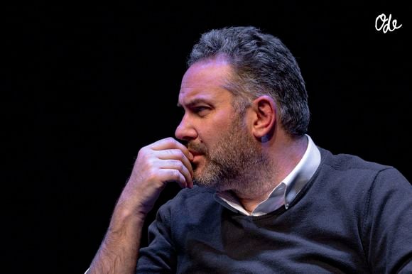 "Et si jamais je ne réponds pas, il y a encore d'autres mesures qui sont prévues". Toujours très bien renseigné, Éric Dussart l'a alors devancé : "Je crois qu'ils contactent votre épouse". Une information immédiatement confirmée par la star du paf : "Oui, absolument."

Bruce Toussaint participe à la table ronde « Écrire à visage découvert » à l'amphithéâtre Opéra, lors de la 22e édition du festival Quais du Polar à Lyon, le 3 avril 2026. © Sandrine Thesillat/Psnewz/Bestimage