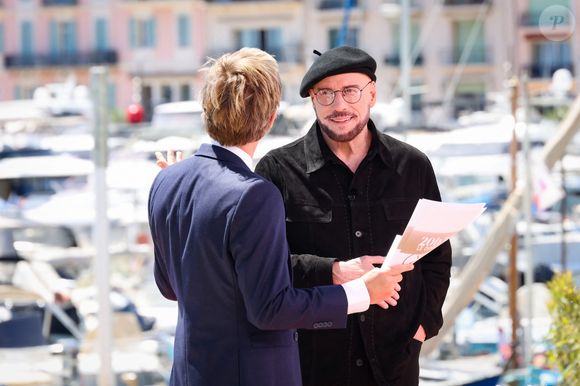Exclusif - Laurent Delahousse, John Travolta lors de l'enregistrement du 20h30 Le Dimanche, présenté par L.Delahousse pendant du 79ème Festival International du Film de Cannes, France, le 16 mai 2026. © Jack Tribeca/Bestimage