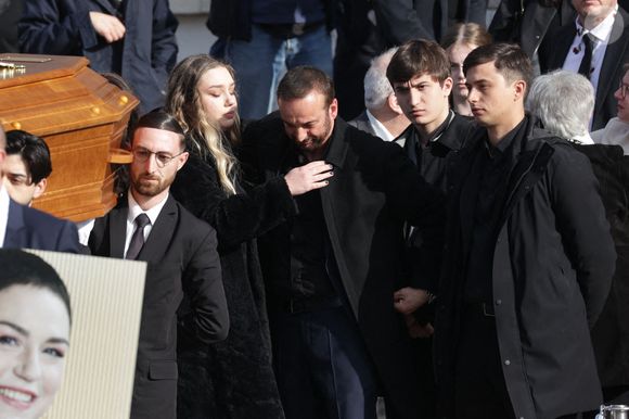 La fille d'Emilie Dequenne, Milla Savarese, Michel Ferracci et son fils Enzo et Mael lors des funérailles de l'actrice belge Emilie Dequenne au crématorium du cimetière du Père Lachaise à Paris, France, le 26 mars 2025. Emilie Dequenne, qui avait remporté le prix de la meilleure actrice au Festival de Cannes en 1999 pour son premier rôle dans le film Rosetta des Dardenne, est décédée à l'âge de 43 ans des suites d'un cancer rare des glandes surrénales. Photo by Nasser Berzane/ABACAPRESS.COM