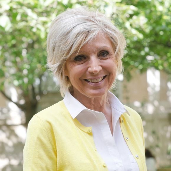 Évelyne Dhéliat reconnaît d'abord avec beaucoup de modestie que cette ligne parfaite est en grande partie liée à son excellente génétique.

Evelyne Dhéliat (TF1 & LCI) - Les présentateurs météo français donnent le "feu vert" officiel de la 19ème édition du Forum International de la Météo et Climat (FIM) à l'académie du climat (anciennement Mairie du IVe arrondissement) à Paris, France, le 6 mai 2022. © Christophe Clovis / Bestimage