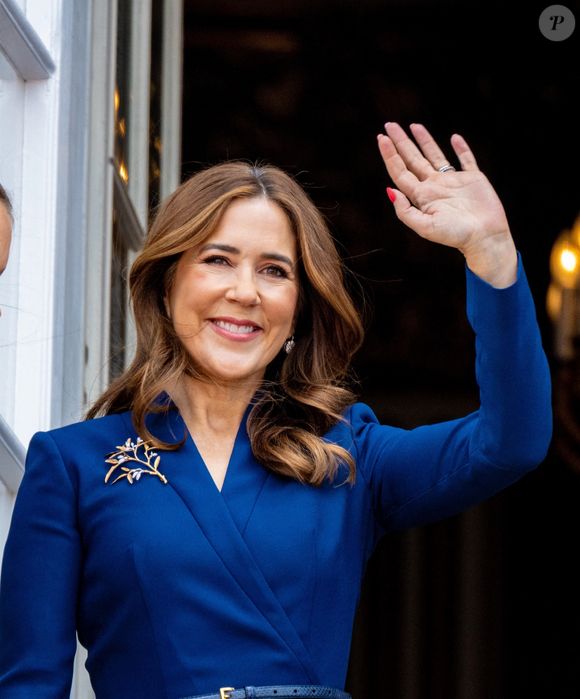 Mais il semblerait que le couple ait envie de profiter de la période estivale pour se retrouver. 

Le roi Frederik de Danemark X et la reine Mary de Danemark, rejoints par la princesse Isabella de Danemark, le prince Vincent de Danemark, la princesse Josephine de Danemark et la reine Margrethe de Danemark, apparaissent sur le balcon du palais Christian IX à Amalienborg à Copenhague, le 26 mai 2025.
©Backgrid USA / Bestimage