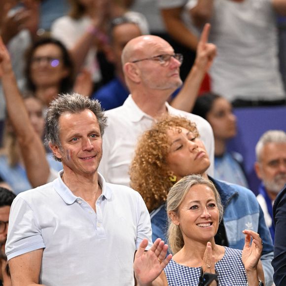 Anne-Sophie Lapix et son mari Arthur Sadoun dans les tribunes de la finale Hommes "France vs Pologne" de volley-ball lors des Jeux Olympiques Paris 2024. Le 10 août 2024
© P.Perusseau-D.Jacovides / Bestimage