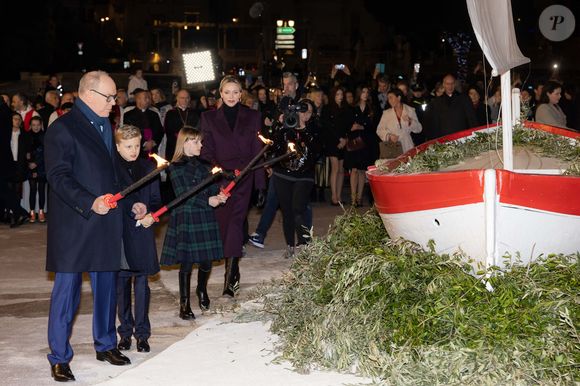 Le prince Albert II de Monaco, La princesse Charlène de Monaco, La princesse Gabriella de Monaco, comtesse de Carladès, Le prince Jacques de Monaco, marquis des Baux - La famille princière de Monaco lors de l'embrasement de la barque dans le cadre des célébrations de la Sainte-Dévote, Sainte Patronne de Monaco le 26 janvier 2024.

© Olivier Huitel / Pool Monaco / Bestimage