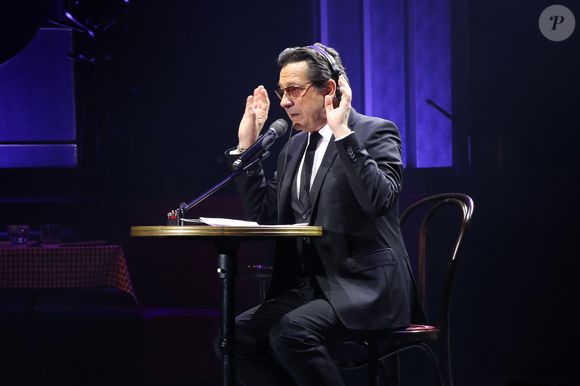 Exclusif - Laurent Gerra, imitant ici les grandes oreilles de Charles III, « Se met à table ! » dans son nouveau spectacle à savourer au Casino de Paris, à Paris, France, le 04 Janvier 2025. © Bertrand Rindoff/Bestimage