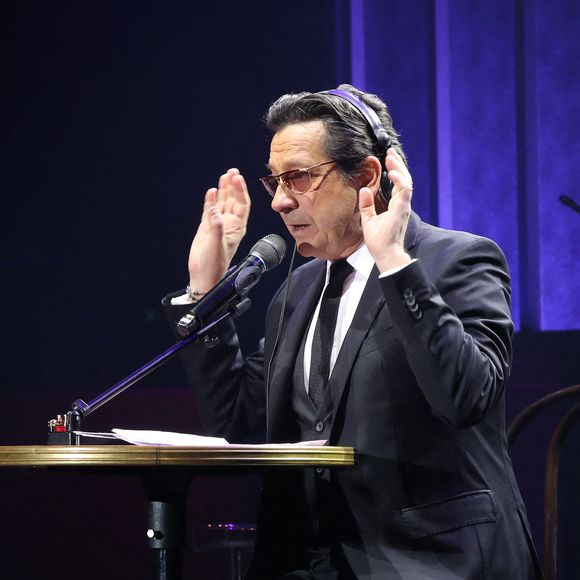 Exclusif - Laurent Gerra, imitant ici les grandes oreilles de Charles III, « Se met à table ! » dans son nouveau spectacle à savourer au Casino de Paris, à Paris, France, le 04 Janvier 2025. © Bertrand Rindoff/Bestimage