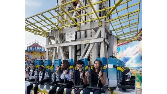 Les Miss France à la Foire du Trône dans un manège à sensations. © Laura Happening/Bestimage