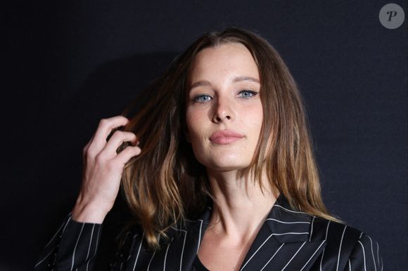 Ilona Smet est l'heureuse maman de deux enfants.

Ilona Smet assiste au défilé Etam Womenswear printemps-été 2022 lors de la Fashion Week de Paris à Paris, France. Photo par Nasser Berzane/ABACAPRESS.COM