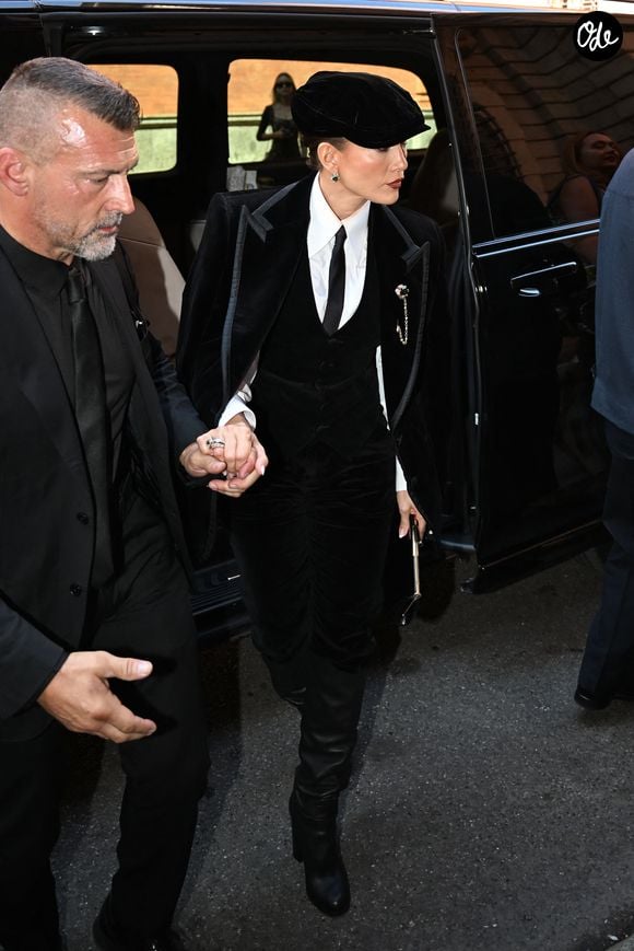 Jennifer Lopez va déjeuner dans un restaurant après le défilé Dolce & Gabbana lors de la Fashion Week de Milan (MLFW), le 26 septembre 2026. © Gédéon Taïeb / Bestimage