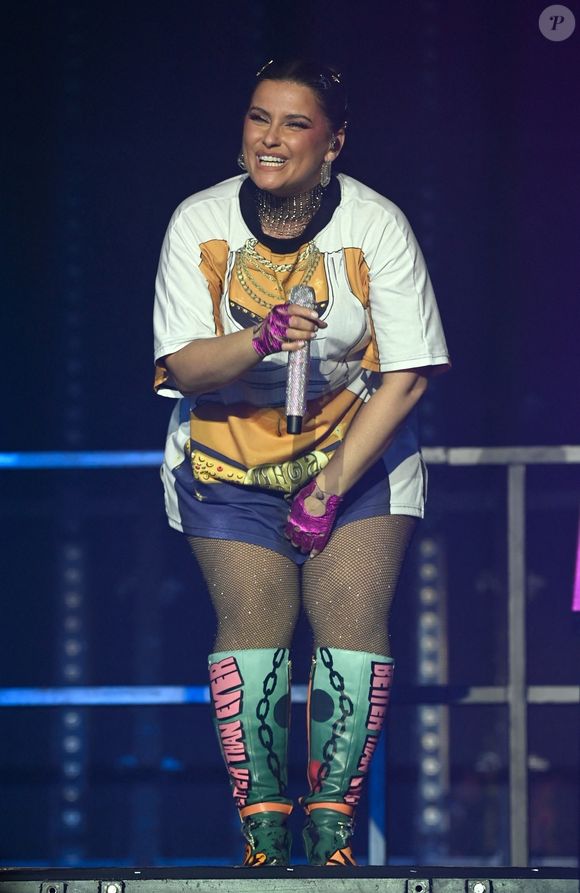 Elle a également associé ce tee-shirt à une paire de collants en résille scintillants, des gants roses et une paire de bottes colorées portant les mots "Better than ever". 

Nelly Furtado à Manchester © Backgrid USA / Bestimage