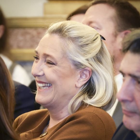 D'après les informations du Point, la mise en vente de la demeure, estimée à 10 millions d'euros, est prévue pour l’automne.

Marine Le Pen - Remise du Prix du Trombinoscope 2024 à l’Assemblée Nationale à Paris le 12 février 2025.  © Jack Tribeca/Bestimage