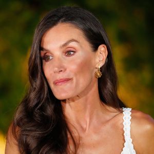 Le roi Felipe VI et la reine Letizia d’Espagne, avec leurs filles la princesse Leonor et l'infante Sofia d'Espagne et la reine Sofia lors de la réception d'été annuelle au palais de Marivent à Majorque, le 4 août 2025.  LALO YASKY / BESTIMAGE