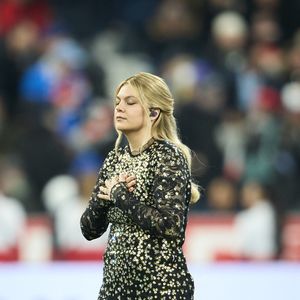 La chanteuse Louane (Louane Emera), représentante de la France au concours de l'Eurovision, interpréte pour la première fois son titre Maman, en hommage à sa mère décédée lorsqu'elle avait 17 ans, devant les 80 000 spectateurs, suspendue sur une plateforme, plusieurs mètres au-dessus de la pelouse et des musiciens, du Stade de France à la mi-temps du match du Tournoi des Six Nations opposant la France à l'Écosse, à Saint-Denis, Seine Saint-Denis, France, le 15 mars 2025. © Cyril Moreau/Bestimage