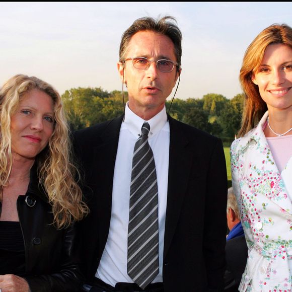 Les fans se souviennent notamment de cette scène culte où elle refuse tout geste commercial aux personnages joués par Josiane Balasko et Gérard Jugnot dans le magasin de ski.

Archives : Thierry Lhermitte et sa femme Hélène au polo Club de Paris @BERTRAND RINDOFF PETROFF / BESTIMAGE